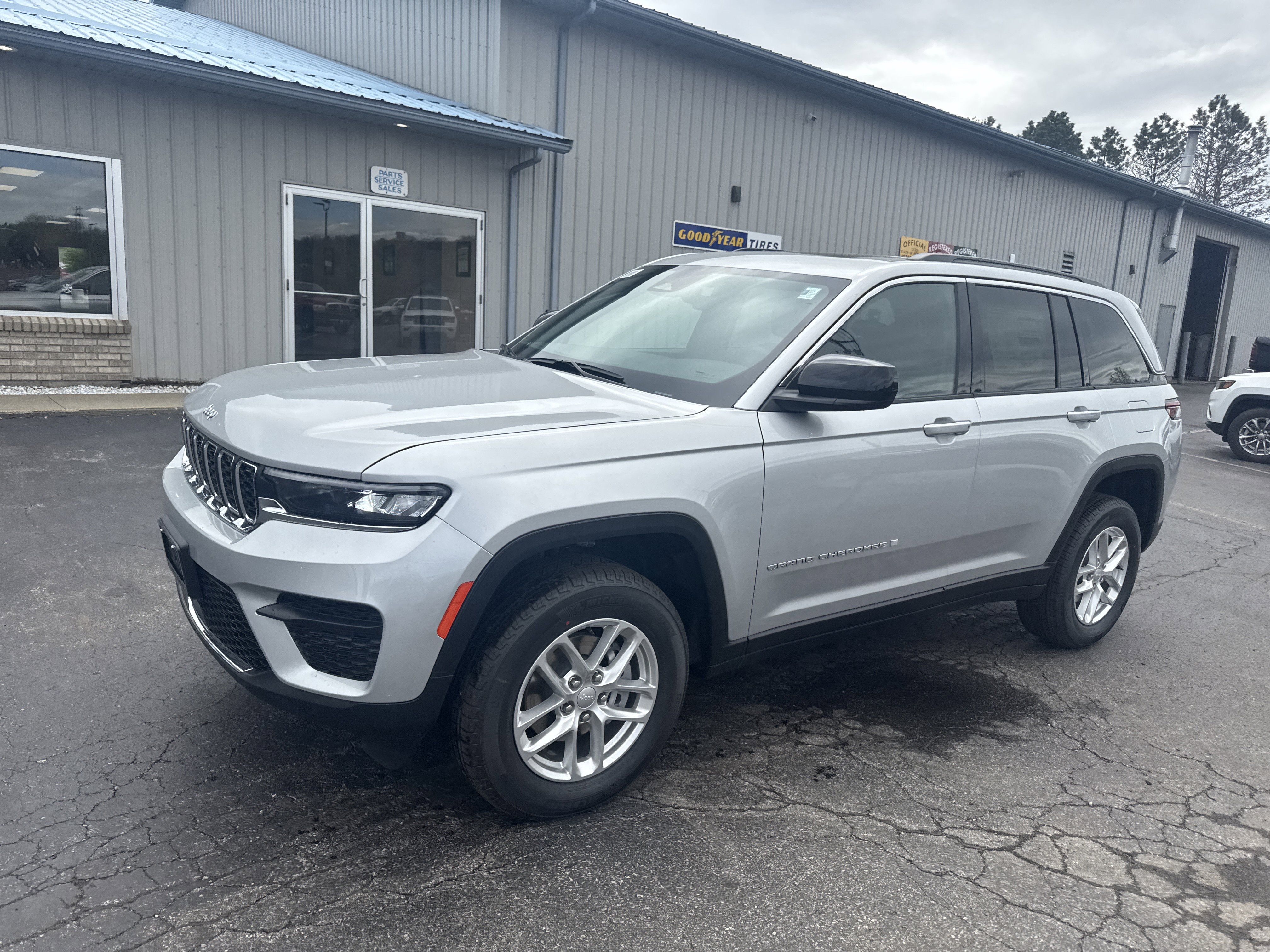 2026 Jeep Grand Cherokee GRAND CHEROKEE LAREDO X 4X4