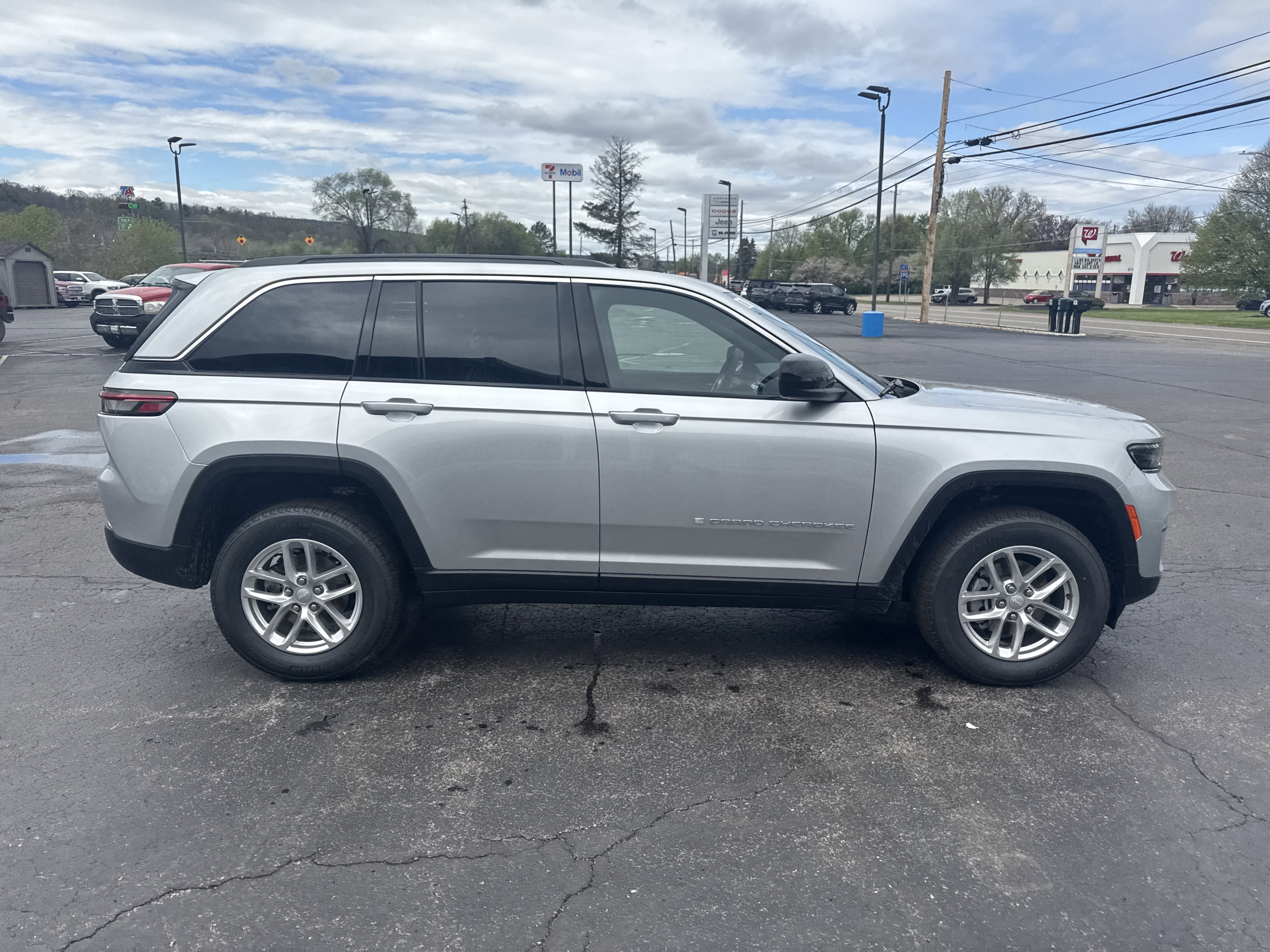 2026 Jeep Grand Cherokee GRAND CHEROKEE LAREDO X 4X4