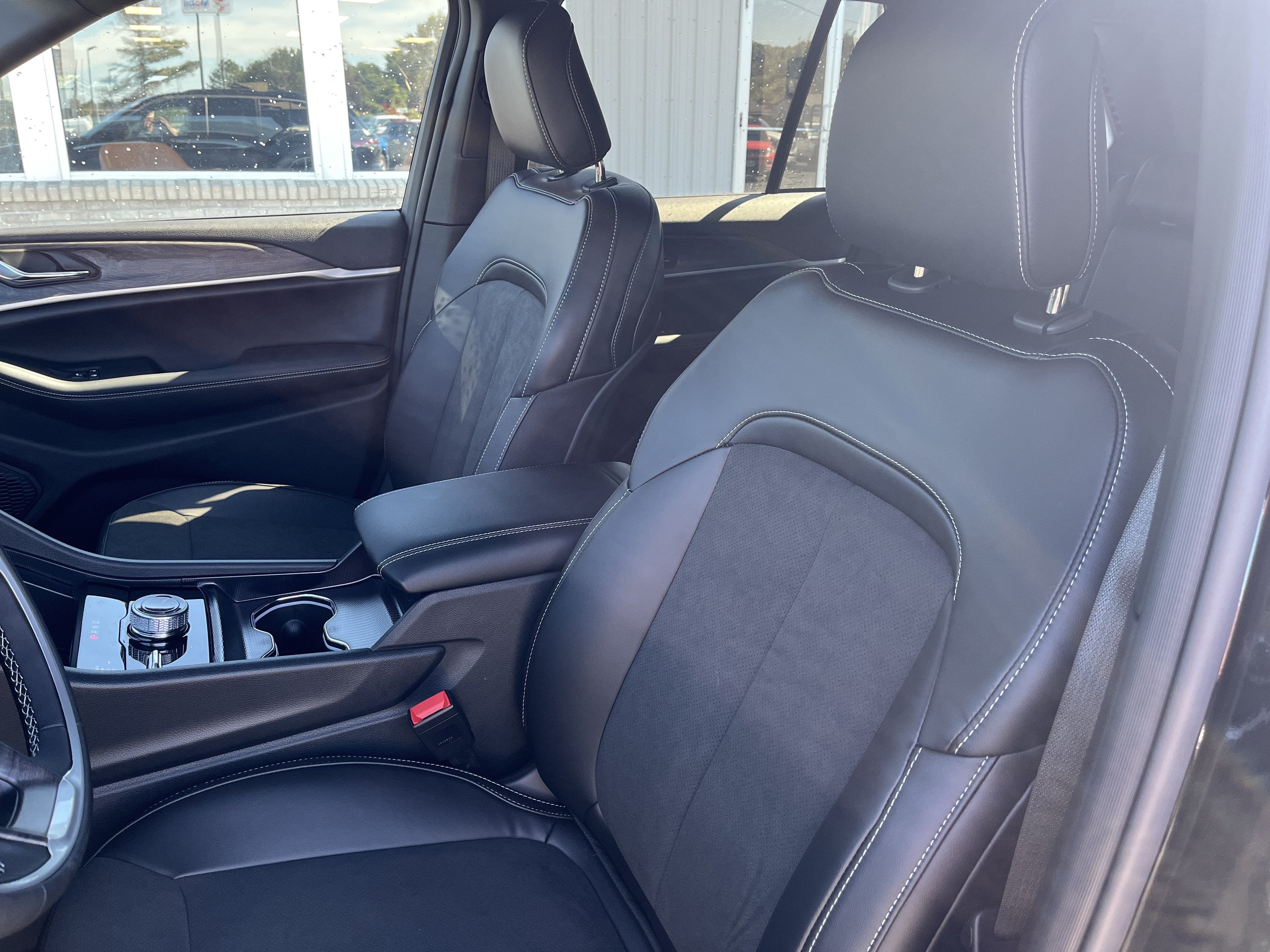 2027 Jeep Grand Cherokee Laredo Altitude