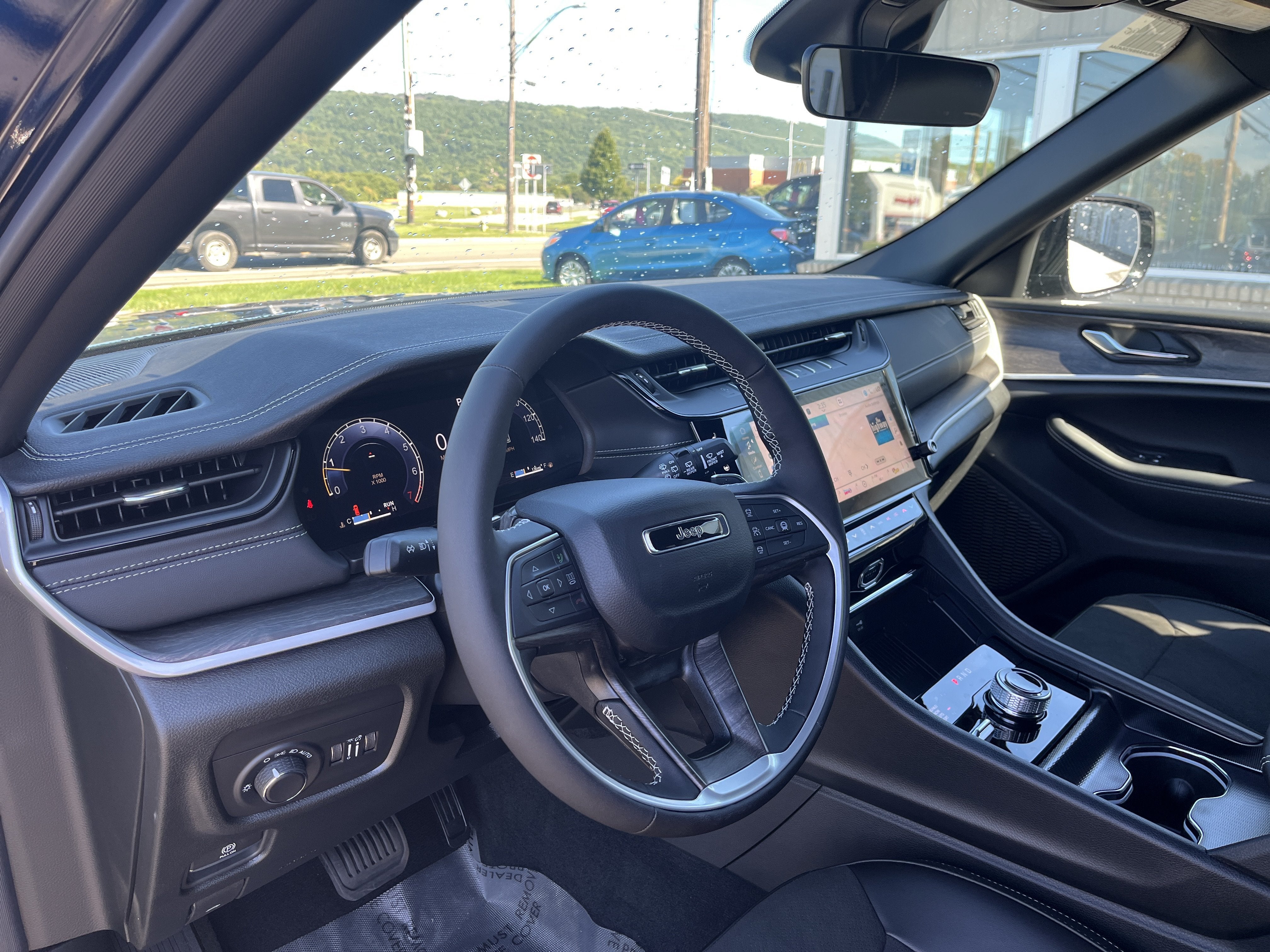 2027 Jeep Grand Cherokee Laredo Altitude