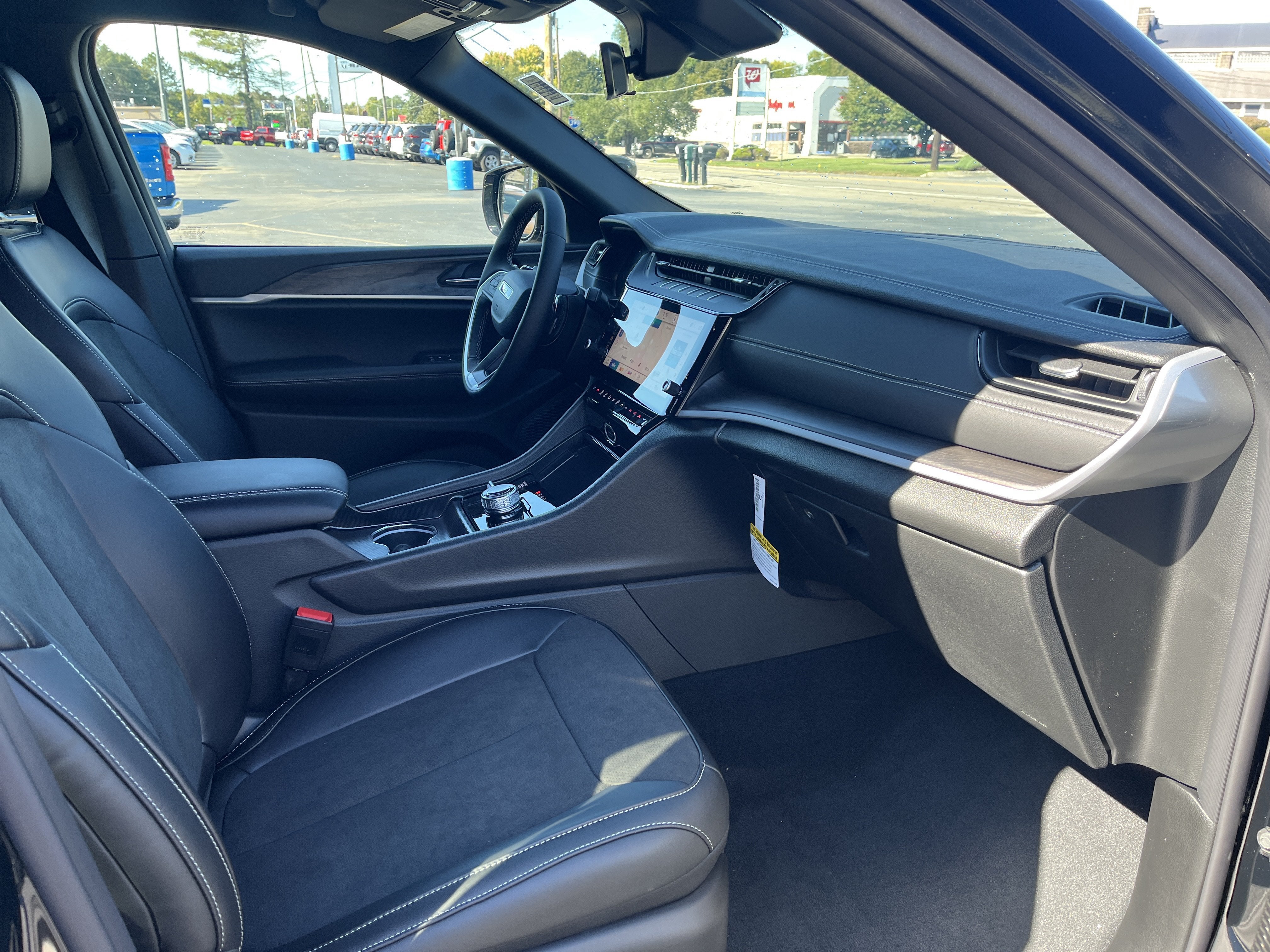 2027 Jeep Grand Cherokee Laredo Altitude