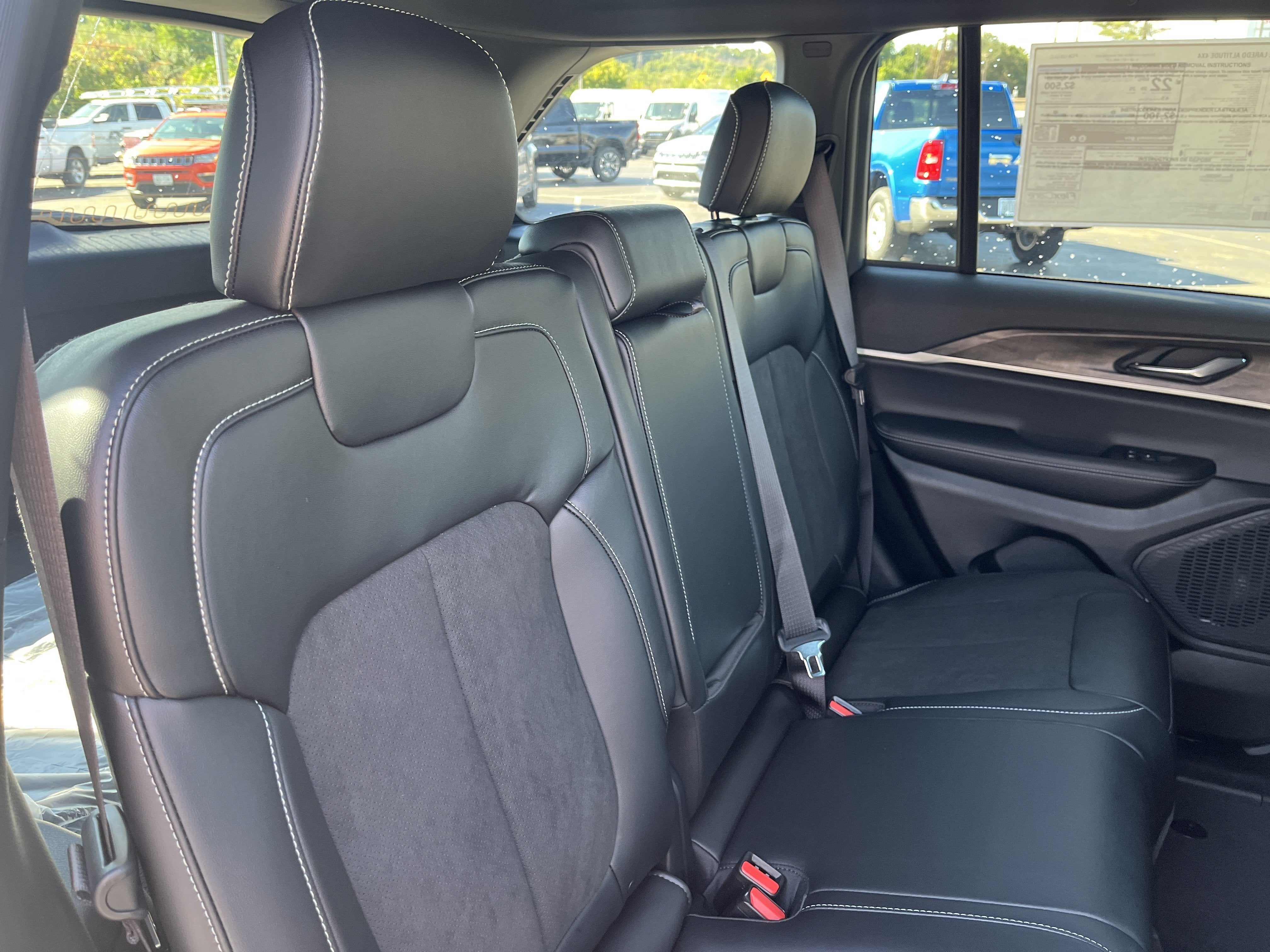 2027 Jeep Grand Cherokee Laredo Altitude