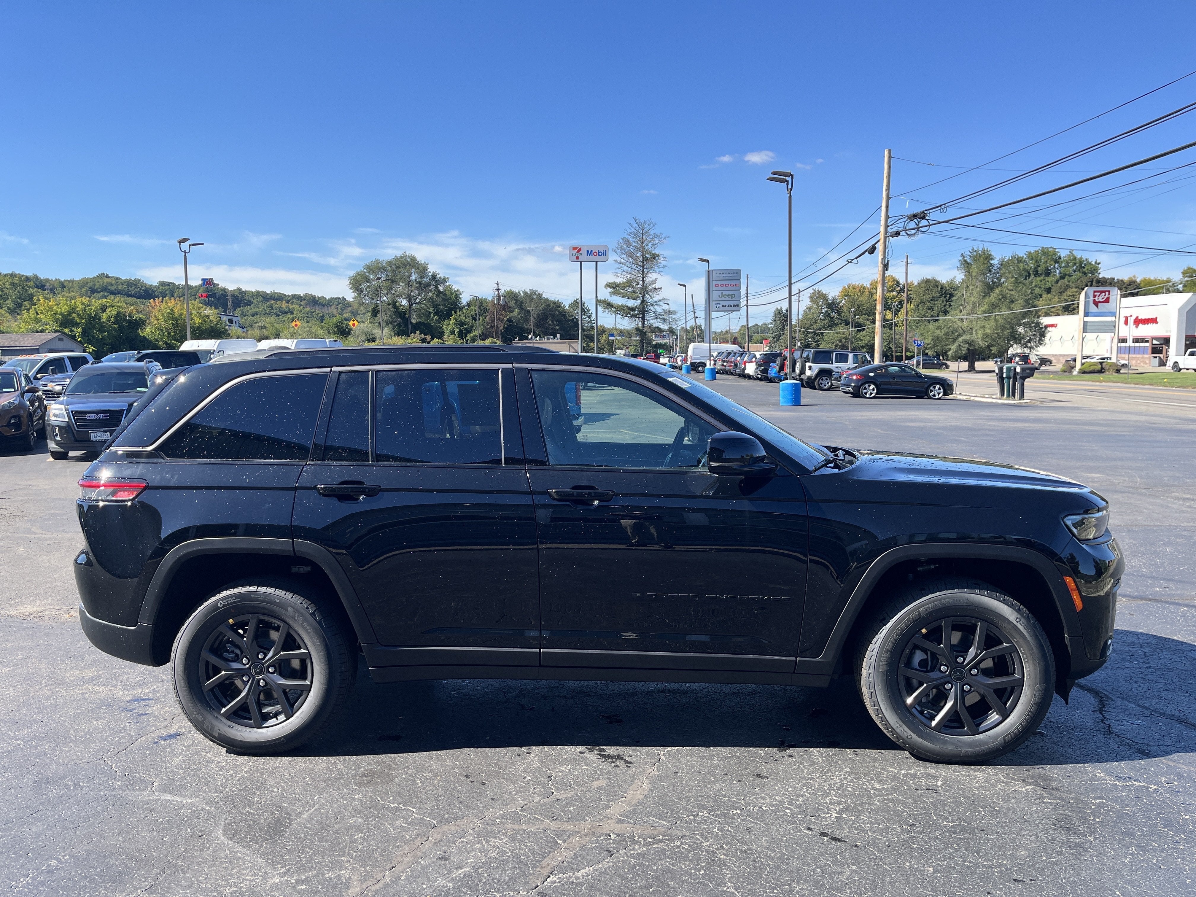 2027 Jeep Grand Cherokee Laredo Altitude