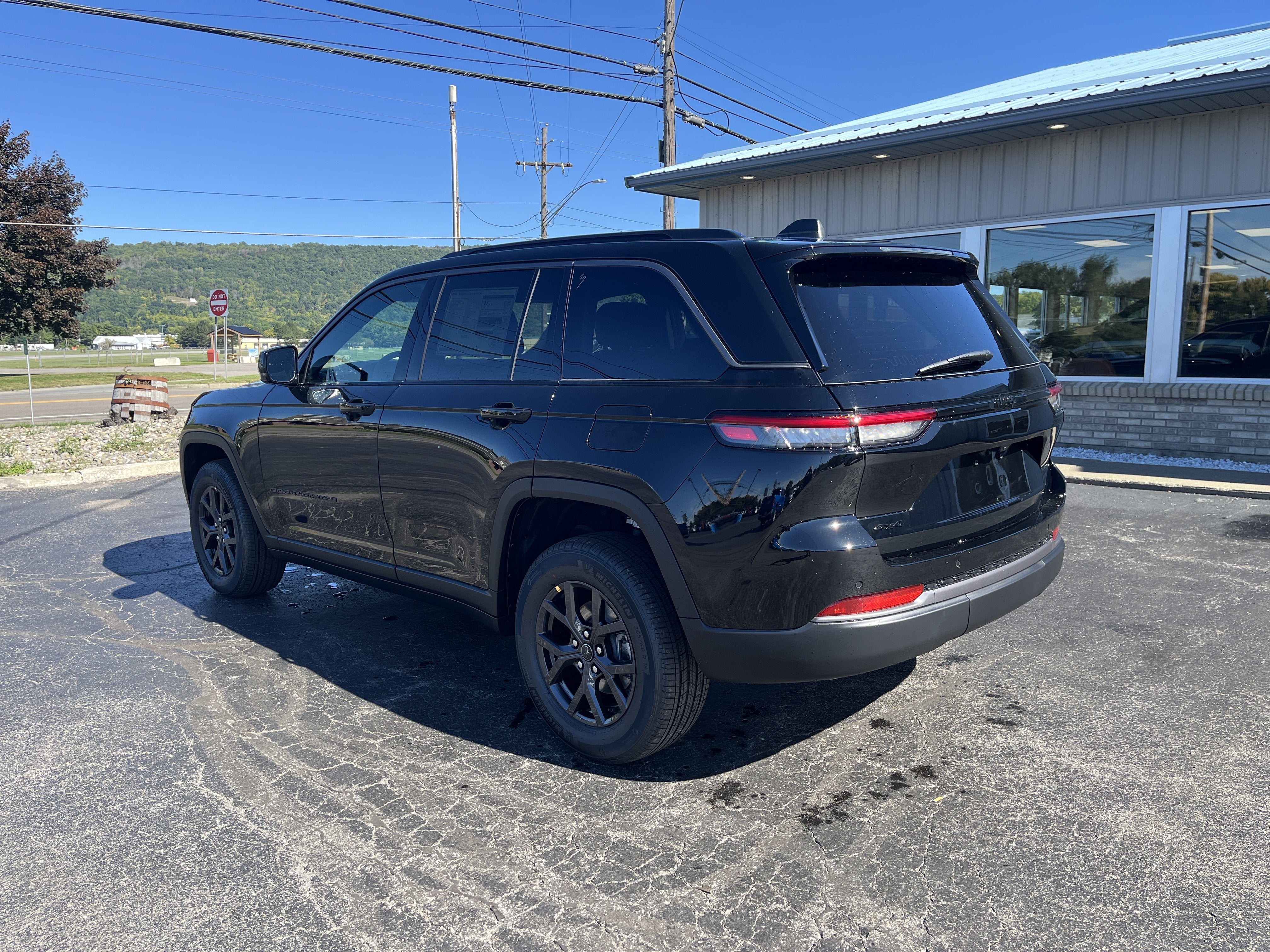 2027 Jeep Grand Cherokee Laredo Altitude