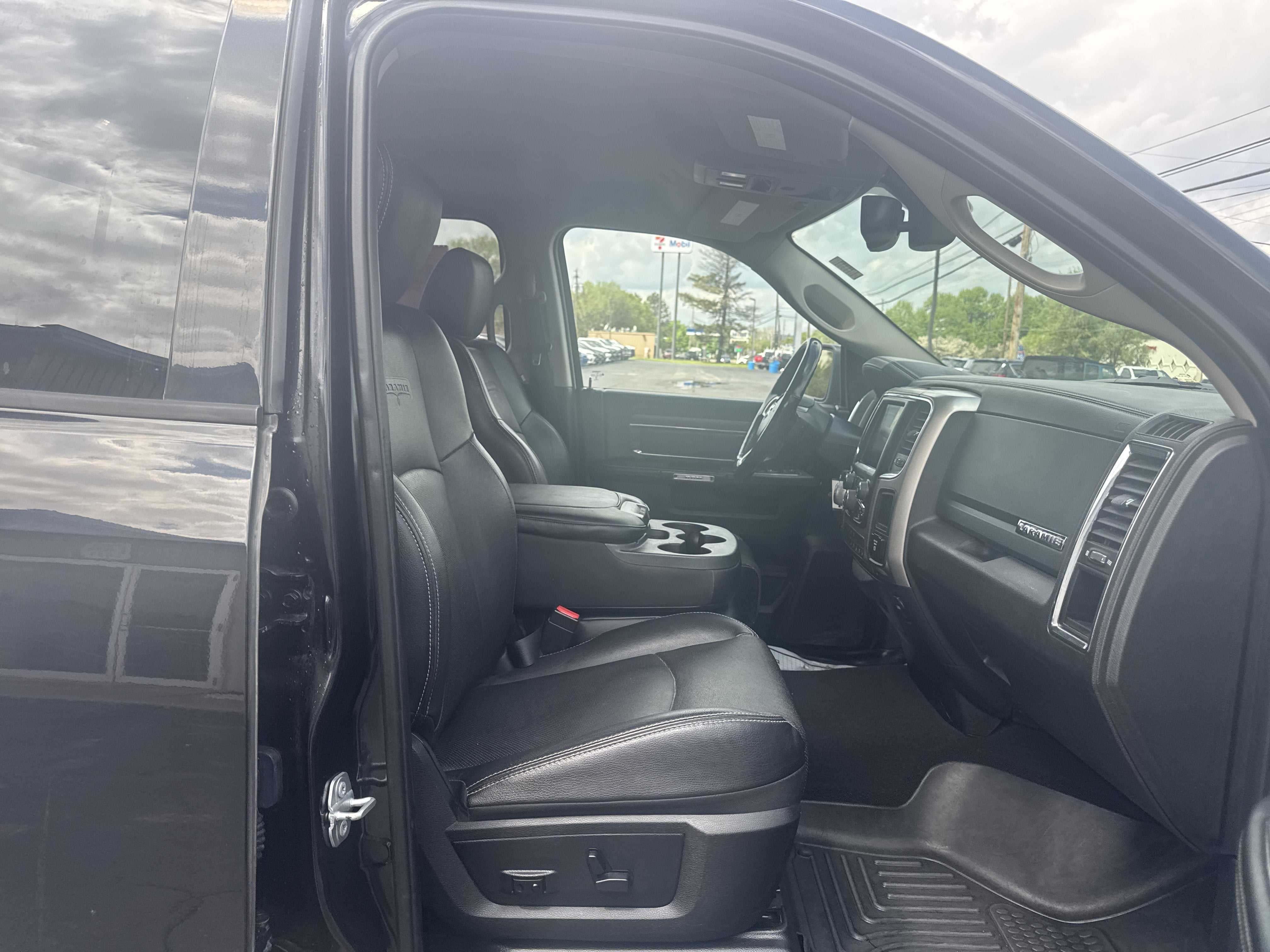 2017 RAM 1500 Laramie Quad Cab 4x4 6'4' Box